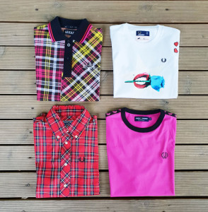 due t-shirt, una polo e una camicia di fred perry