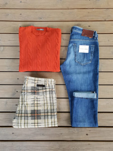 jeans, pantalone e maglia del brand Siviglia fotografati su sfondo parquet