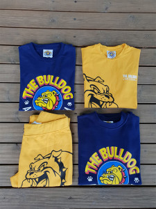 Felpe e t-shirt fotografate dall'alto della marca The Bulldog, in vendita presso Unionmoda Outlet