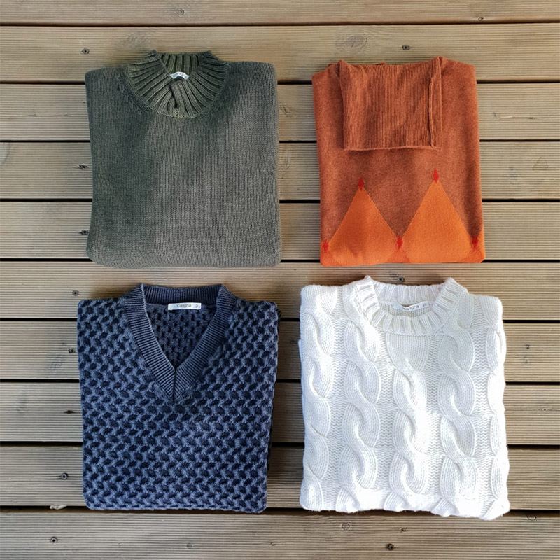 quattro maglie di cashmere in 4 colori (arancio, blu, bianco, verde) da uomo in vendita a unionmoda outlet