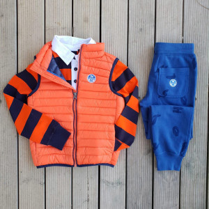 outfit per bambino del marchio north sails: pantalone felpa blu, gilet imbottito arancione, polo manica lunga rossa e blu